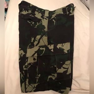 Under Armour Wounded Warrior Project Camo Cargo Shorts NWOT Size 30